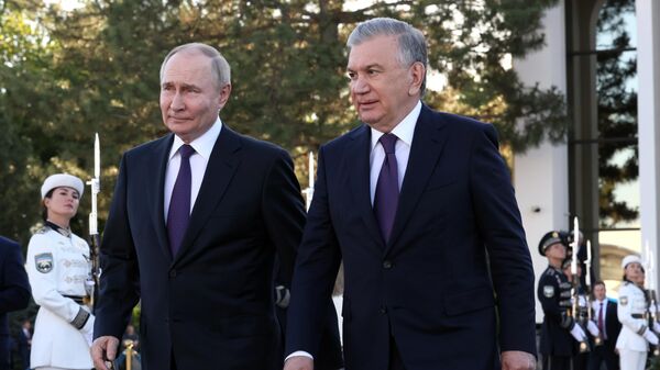 Президент РФ Владимир Путин и президент Узбекистана Шавкат Мирзиеев на церемонии проводов по окончании государственного визита в Узбекистан