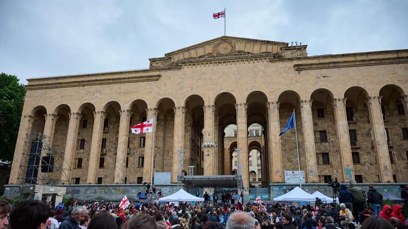 Оппозиция против закона об иноагентах у здания Парламента Грузии  - РИА Новости, 1920, 24.07.2024