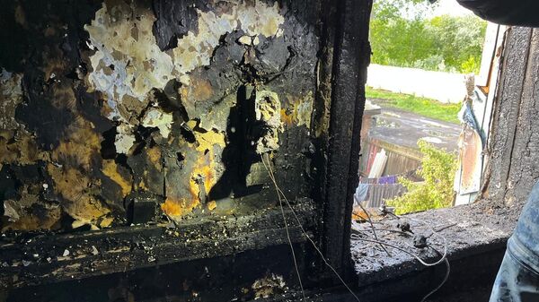 Последствия пожара в частном доме в Омске