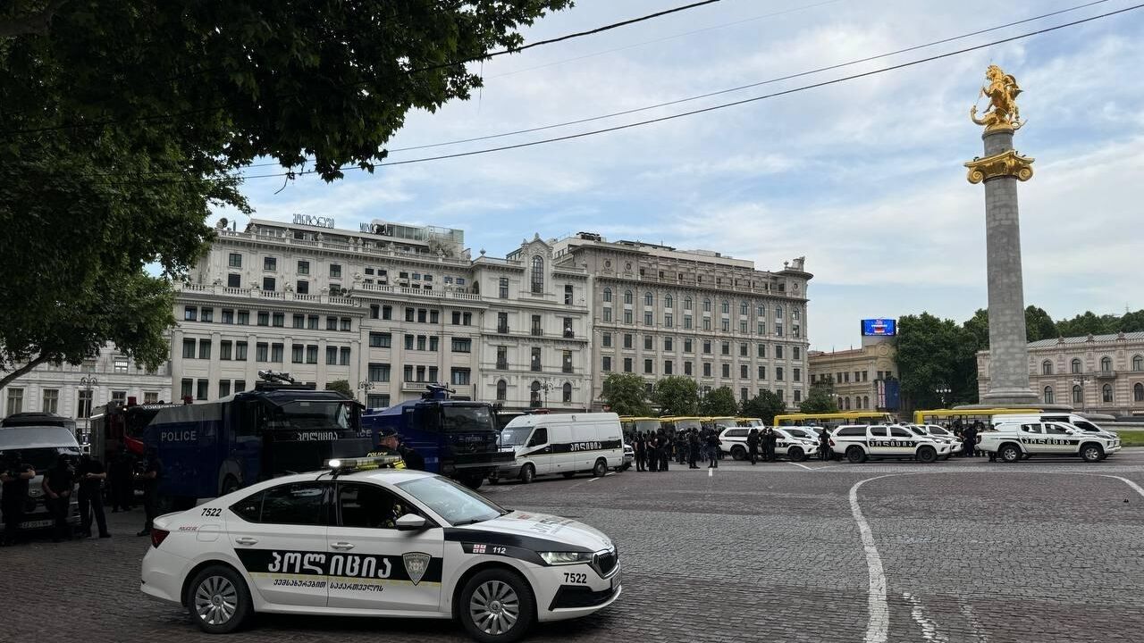 Сотрудники полиции на улице в Тбилиси во время акции протеста противников закона О прозрачности иностранного влияния - РИА Новости, 1920, 22.07.2024