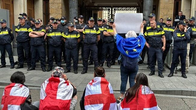 Противники закона О прозрачности иностранного влияния проводят акцию протеста перед зданием парламента в Тбилиси