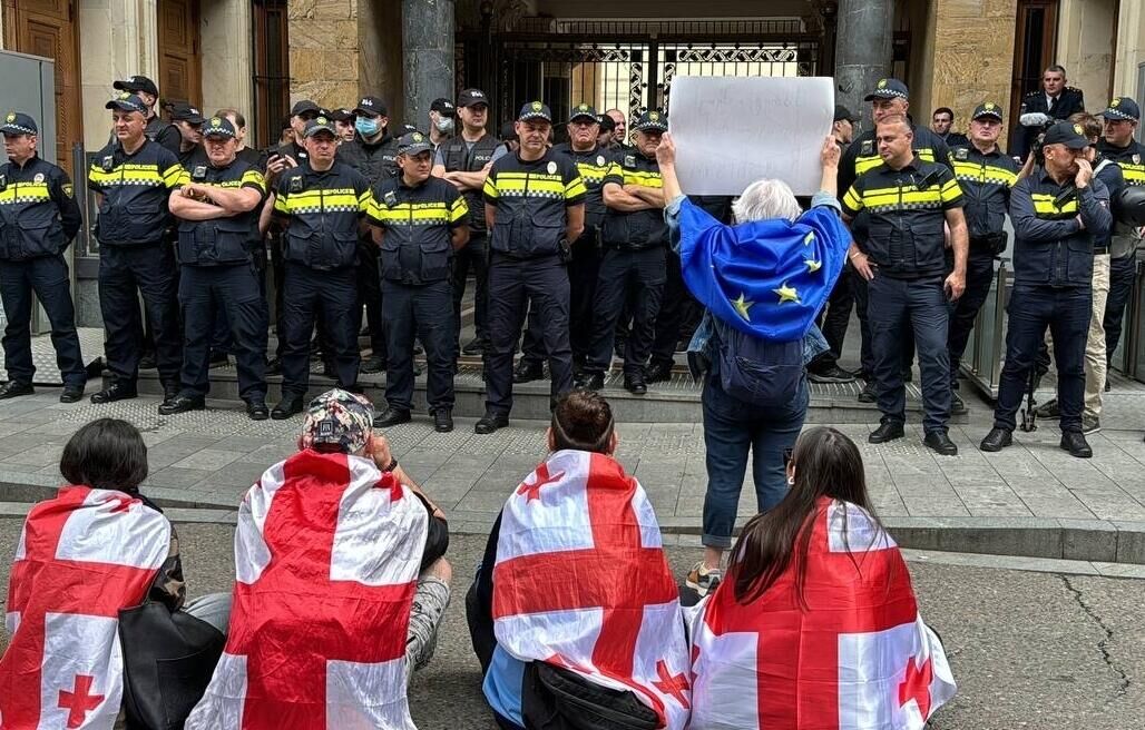 Противники закона О прозрачности иностранного влияния проводят акцию протеста перед зданием парламента в Тбилиси - РИА Новости, 1920, 23.10.2024