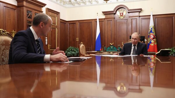 Президент РФ Владимир Путин и губернатор Оренбургской области Денис Паслер во время встречи