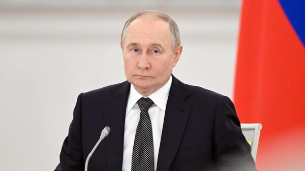 Российский флот пополняется кораблями с современным оружием, заявил Путин