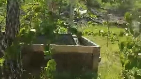 Транспортировочные ящики с фрагментами гробов на кладбище в городе Чебаркуль Челябинской области
