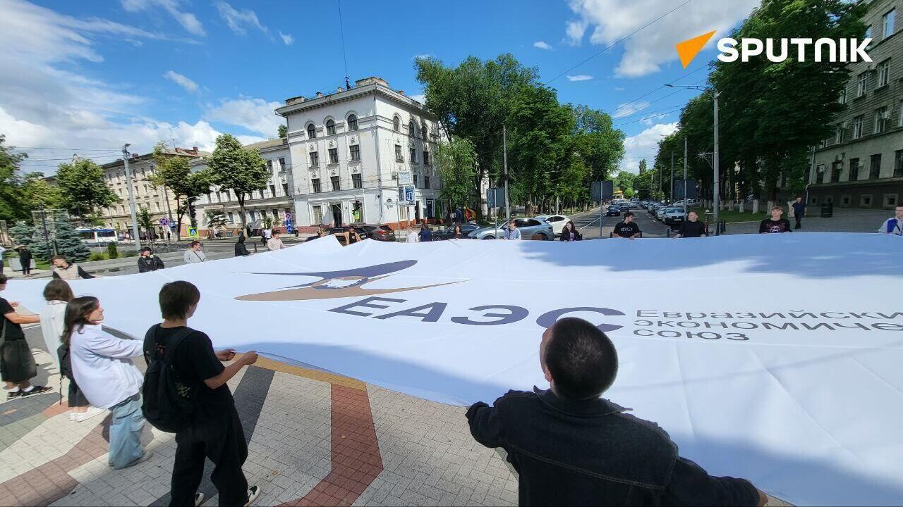 Представители оппозиционного блока Победа развернули флаг ЕАЭС в Кишиневе  - РИА Новости, 1920, 29.05.2024