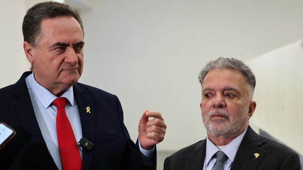 Министр иностранных дел Израиля Исраэль Кац и посол Бразилии в Израиле Фредерико Майер