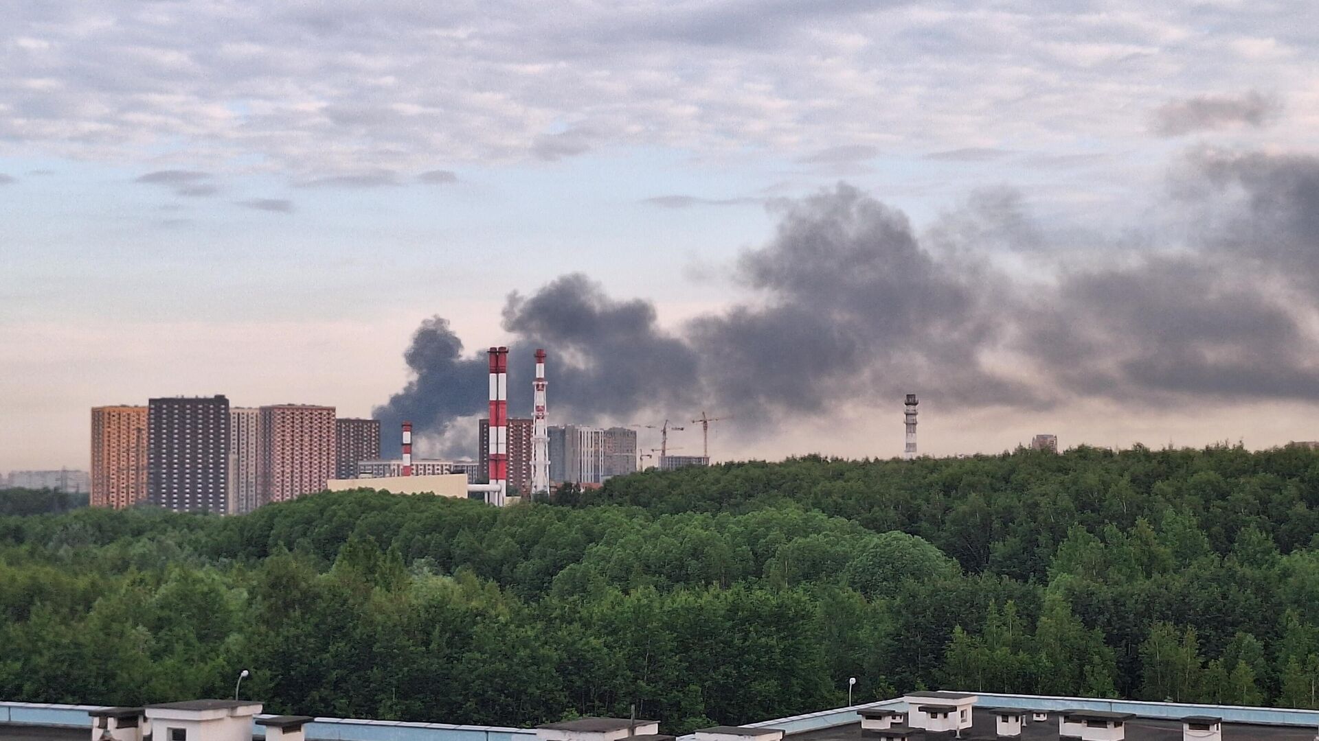 Пожар на складе на востоке Москвы. 30 мая 2024 - РИА Новости, 1920, 30.05.2024