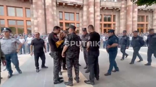 Обстановка у здания правительства Армении перед акцией протеста в Ереване. 30 мая 2024