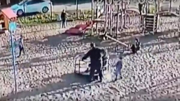 Кадр видео нападения мужчины на ребенка на детской площадке в Пасегово