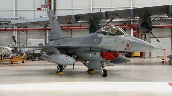 Истребитель F-16 в военном аэропорту Мельсбрук