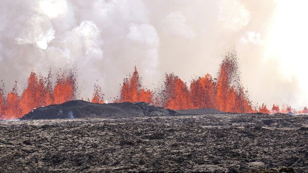 Вулканическое извержение у города Гриндавик в Исландии. 29 мая 2024