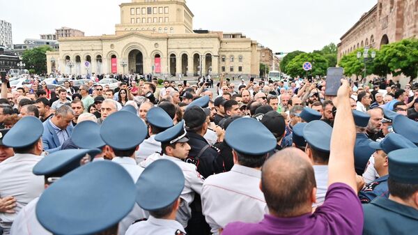 Участники акции протеста на площади Республики в центре Еревана. Архивное фото