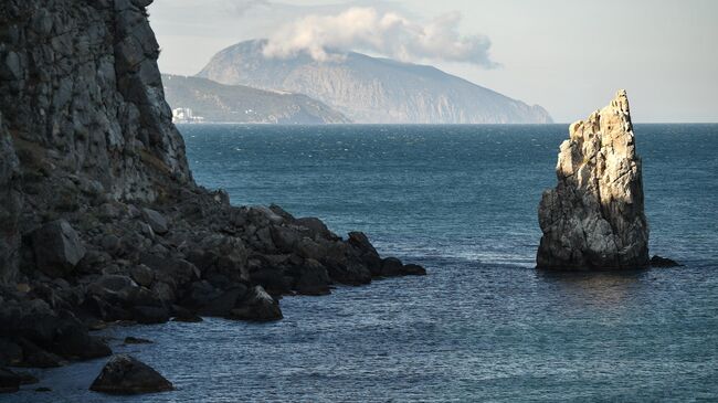 Побережье Черного моря в поселке Гаспра в Крыму