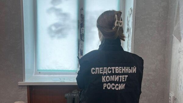 Сотрудник СК РФ на месте происшествия, где из окна многоквартирного жилого дома выпал пятилетний ребенок в Мурманске