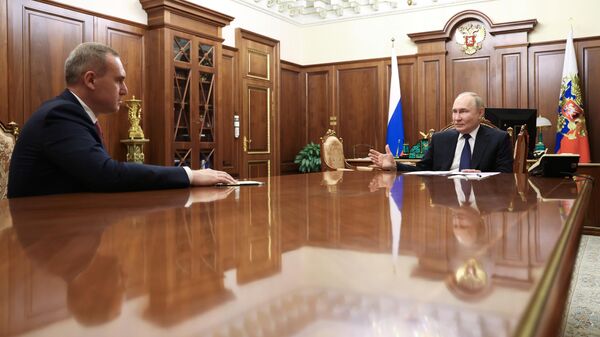 Президент России Владимир Путин и мэр Тюмени Руслан Кухарук во время встречи
