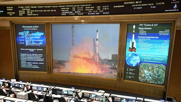 Трансляция старта ракеты-носителя Союз-2.1а в Центре управления полетами в Королеве