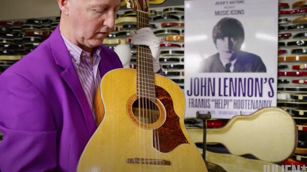 Акустическая 12-струнная гитара основателя группы Beatles Джона Леннона, которая была продана на аукционе за 2,8 миллиона долларов