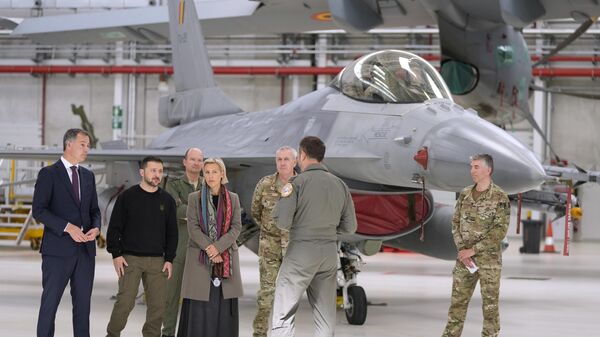 Истребитель F-16 в военном аэропорту Мельсбрук во время визита президента Украины Владимира Зеленского