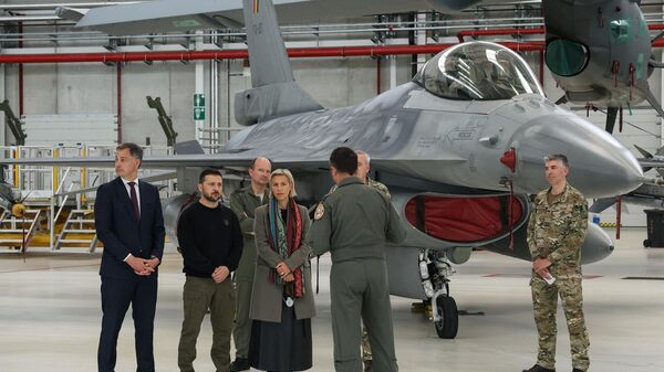 Истребитель F-16 в военном аэропорту Мельсбрук во время визита президента Украины Владимира Зеленского