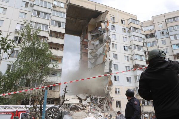 На месте обрушения подъезда в жилом доме в Белгороде в результате обстрела ВСУ.