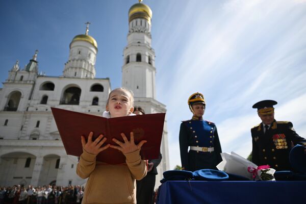 Учащаяся юнармейских классов ФСО России на церемонии принятия торжественной клятвы на Соборной площади Московского Кремля