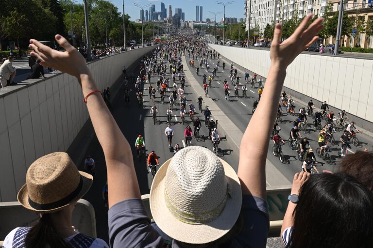 Участники Московского весеннего велофестиваля на Садовом кольце