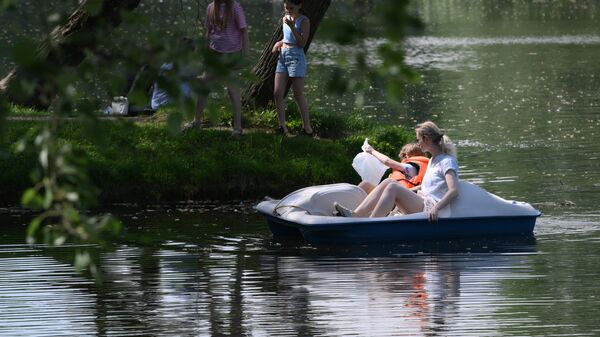 Горожане отдыхают в Московском парке в Санкт-Петербурге