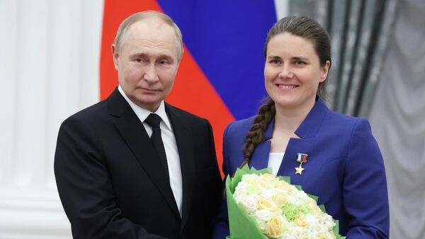 Президент РФ Владимир Путин и космонавт-испытатель Анна Кикина, награжденная званием Героя Российской Федерации