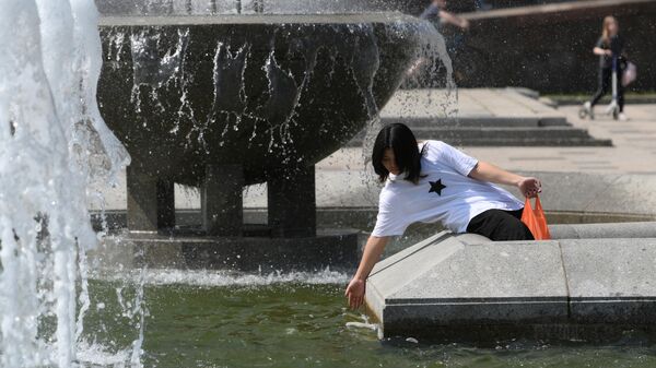 Девушка у фонтана возле Российской Национальной библиотеки в Санкт-Петербурге