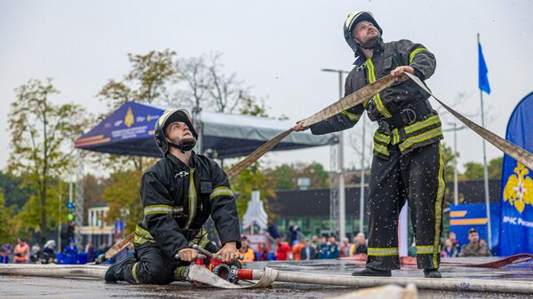 Сотрудники Пожарно-спасательного центра Москвы на учениях