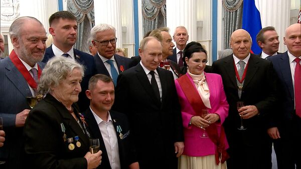Путин после вручения госнаград поздравил всех с бокалом шампанского