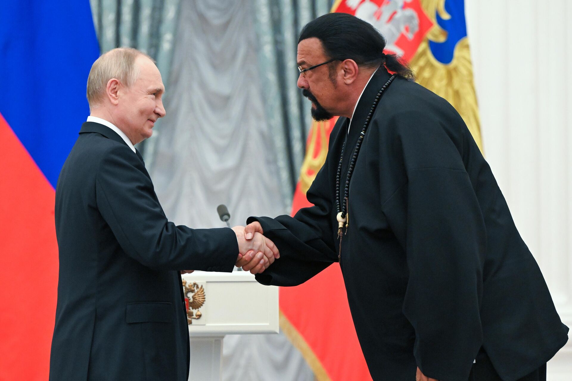 Президент РФ Владимир Путин и специальный представитель МИД России по вопросам российско-американских гуманитарных отношений, актер, кинопродюсер Стивен Сигал, награжденный орденом Дружбы, на церемонии награждения государственными наградами Российской Федерации - РИА Новости, 1920, 21.08.2025