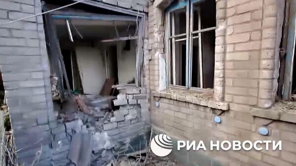 Место попадания ракеты, выпущенной украинскими военными из реактивной системы залпового огня, в жилой дом в Донецке