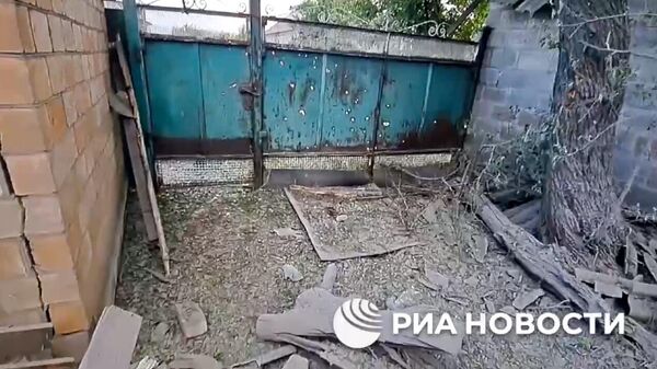 Место попадания ракеты, выпущенной украинскими военными из реактивной системы залпового огня, в жилой дом в Донецке