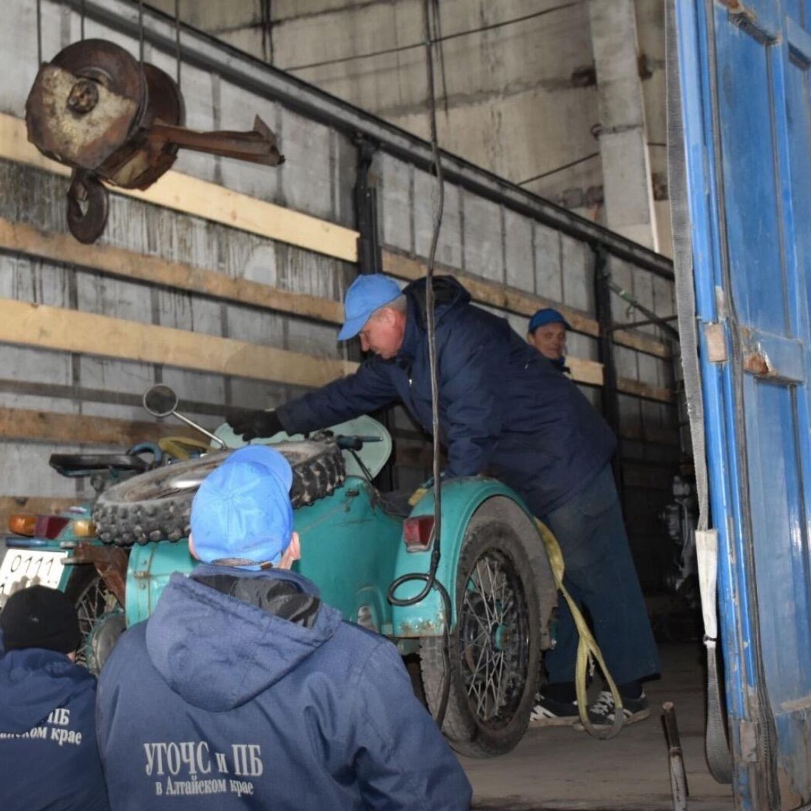 Из Алтайского края участникам СВО передали автомобили, мотоцикл и запчасти  - РИА Новости, 31.05.2024