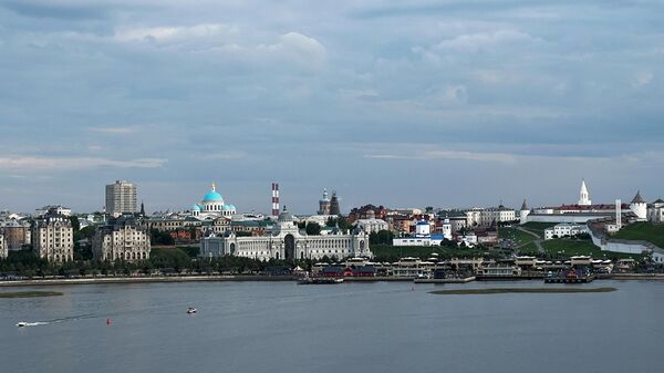 Вид на Кремлевскую набережную в Казани и центр города