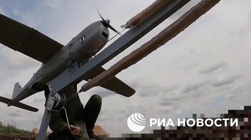 Расчет БПЛА Орлан-10 группировки войск Днепр, уничтоживший на правом берегу Днепра украинскую гаубицу Д-20 Расчет БПЛА Орлан-10 группировки войск Днепр, уничтоживший на правом берегу Днепра украинскую гаубицу Д-20 - РИА Новости, 1920, 11.06.2025