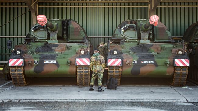 Немецкие самоходные артиллерийские установки PzH 2000 (Panzerhaubitze 2000) на военной базе в Мюнстере