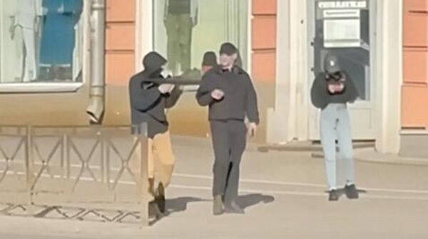 Мужчина со страйкбольным автоматом, угрожающий прохожим в Мурманске