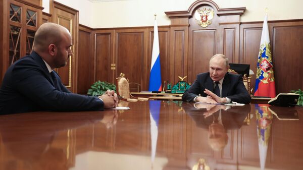 Президент РФ Владимир Путин и глава правительства Тульской области Вячеслав Федорищев (слева) во время встречи