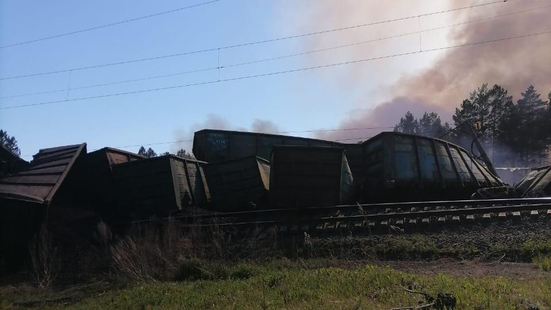 Место схода вагонов с углем на Забайкальской железной дороге в Амурской области - РИА Новости, 1920, 31.05.2024