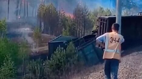 Пожар на месте схода вагонов грузового поезда в Приамурье. 31 мая 2024 - РИА Новости, 1920, 31.05.2024