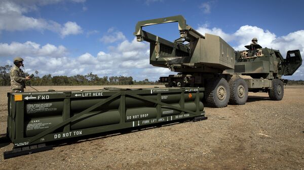 Загрузка ракет ATACMS в высокомобильную артиллерийскую ракетную систему HIMARS