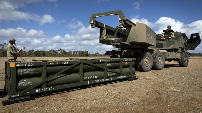 Загрузка ракет ATACMS в высокомобильную артиллерийскую ракетную систему HIMARS. Архивное фото