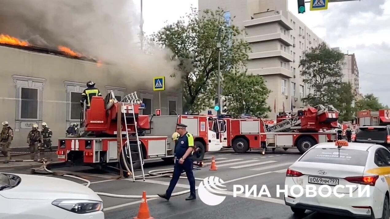 Место пожара в здании на Люсиновской улице в Москве. 31 мая 2024 - РИА Новости, 1920, 31.05.2024