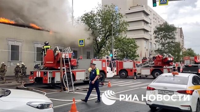 Место пожара в здании на Люсиновской улице в Москве