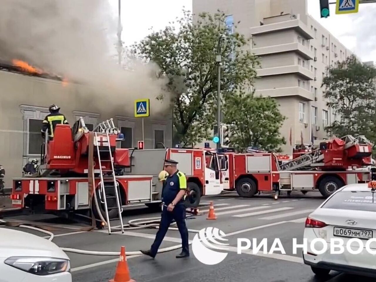 Пожарные разобрали крышу загоревшегося особняка в Москве - РИА Новости,  01.06.2024