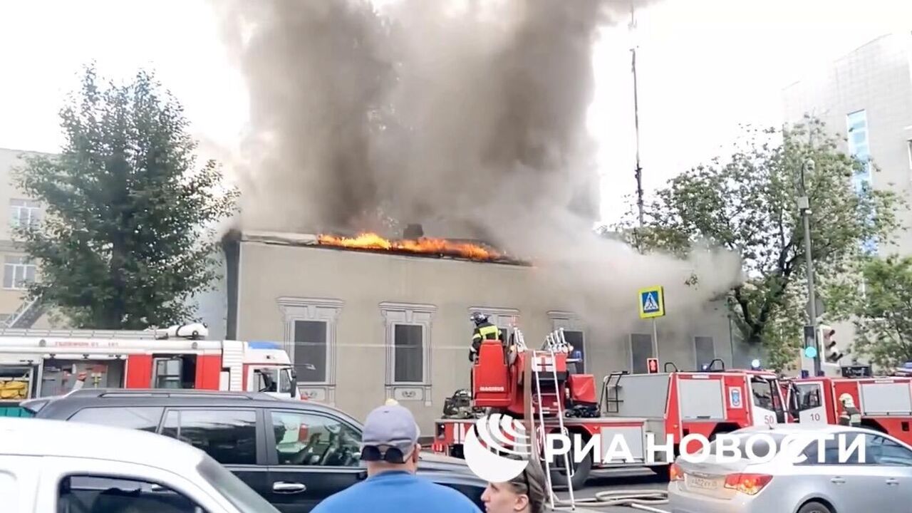 Пожарные завершили работу на месте горевшего особняка в Москве - РИА  Новости, 01.06.2024