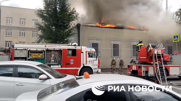 Место пожара в здании на Люсиновской улице в Москве